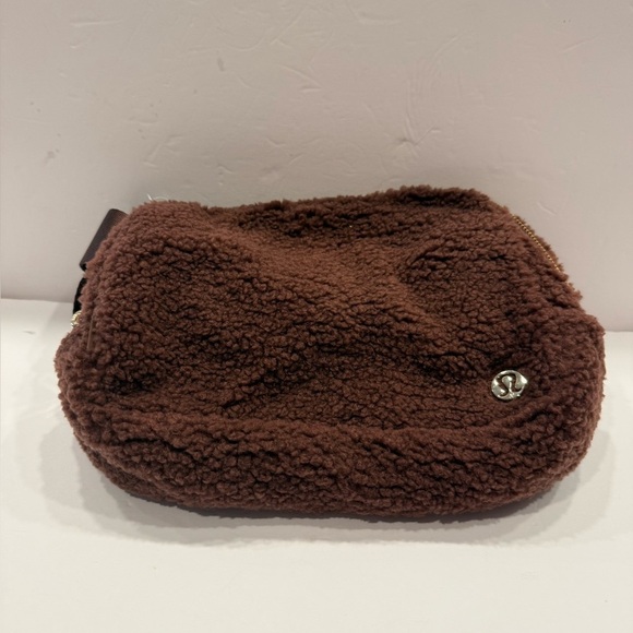 Lululemon Everywhere Belt Bag Fleece Large 2L ONE SIZE Brown Gold FUZZY NWT - Picture 3 of 9